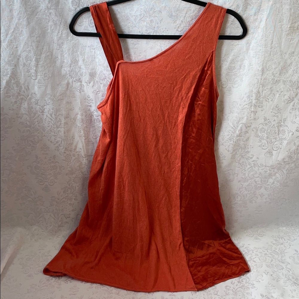 Qi Rust Red Women’s Sleeveless Layered Tank Top. Size Medium. - Picture 2 of 5